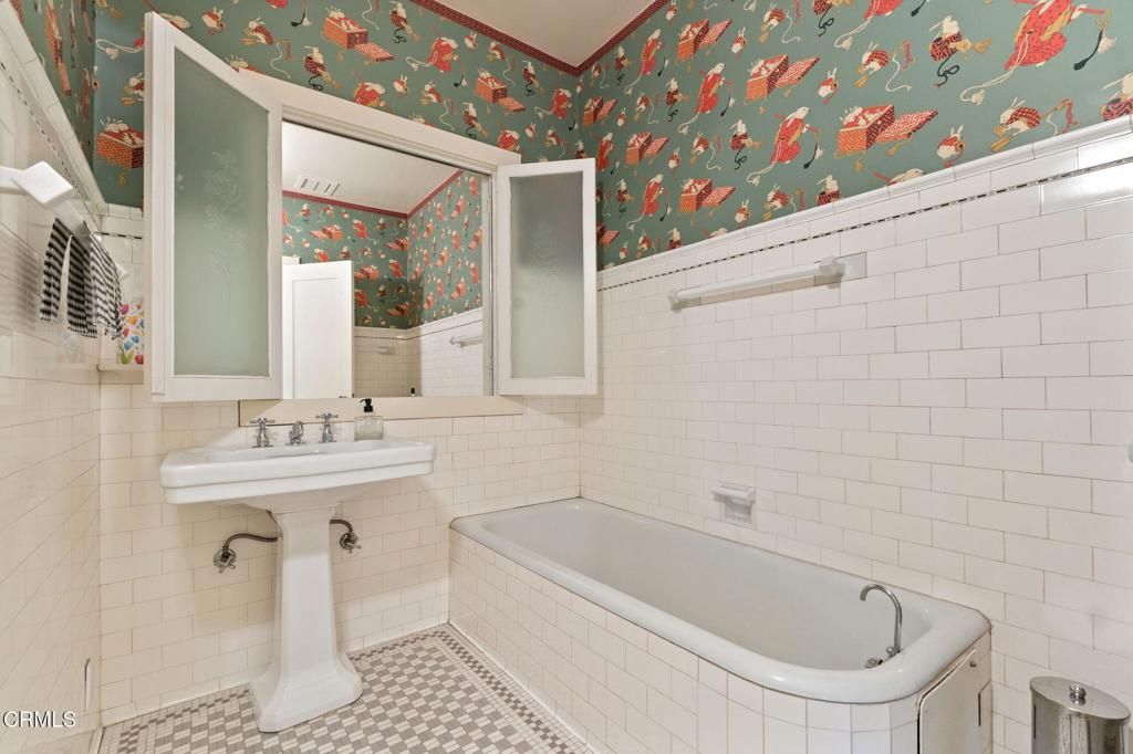 Image 18 of property listing at 924 S Oakland Avenue, Pasadena, CA 91106