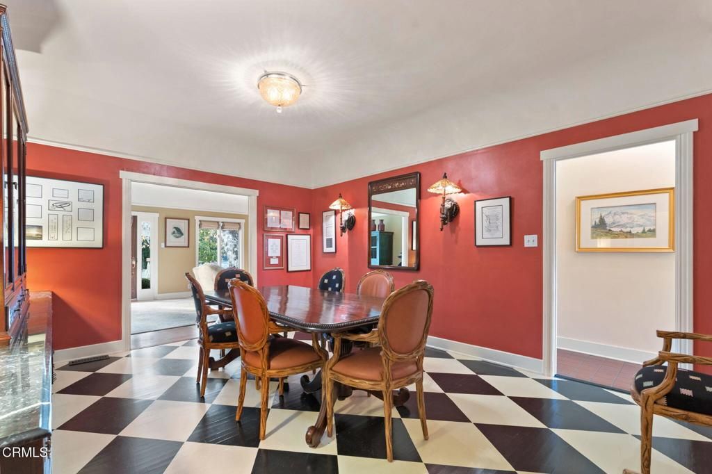 Image 8 of property listing at 924 S Oakland Avenue, Pasadena, CA 91106
