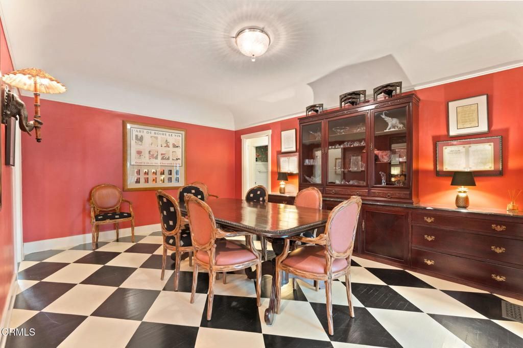 Image 9 of property listing at 924 S Oakland Avenue, Pasadena, CA 91106