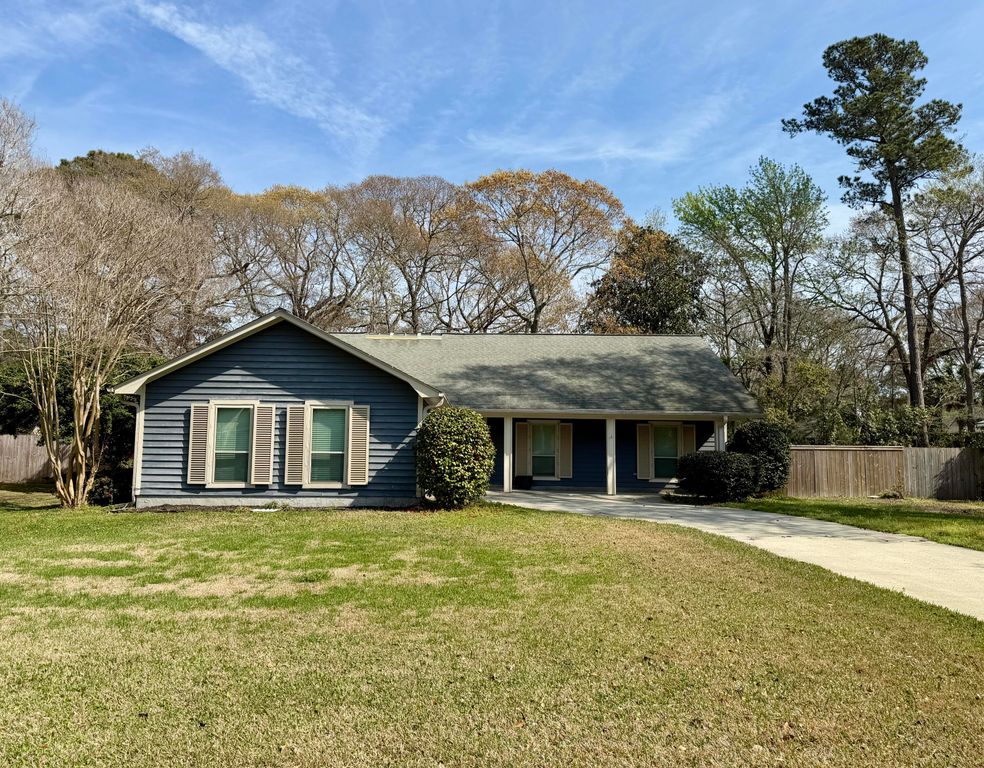 Image 1 of property listing at 1128 Windsome Place, Mount Pleasant, SC 29464