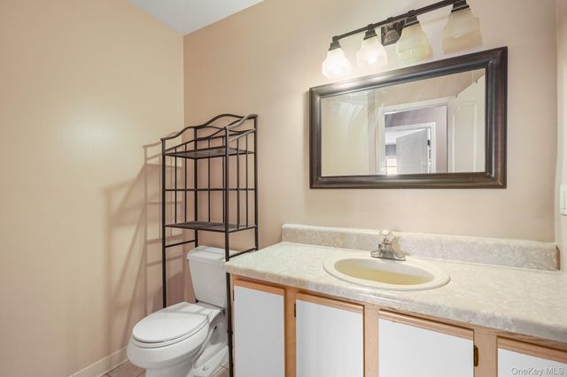 29 Klint Court, Nanuet, NY 10954