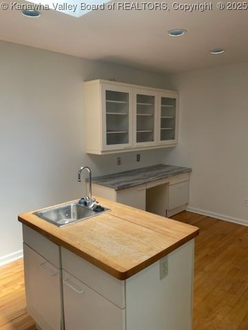 1986 Parkwood Road, Charleston, WV 25314