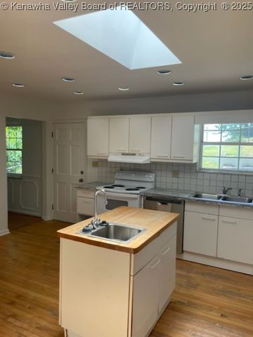 1986 Parkwood Road, Charleston, WV 25314