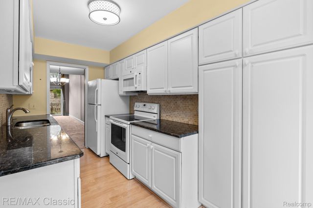 23127 Farmington Road, Farmington, MI 48336