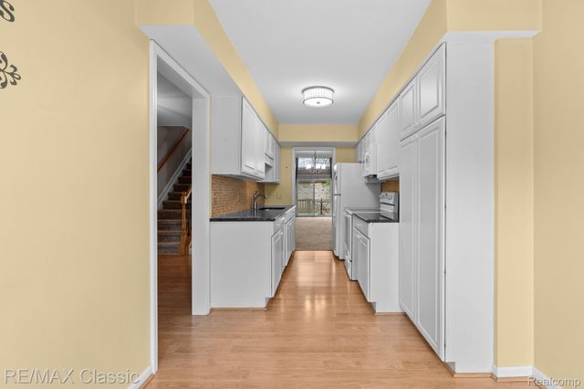 23127 Farmington Road, Farmington, MI 48336