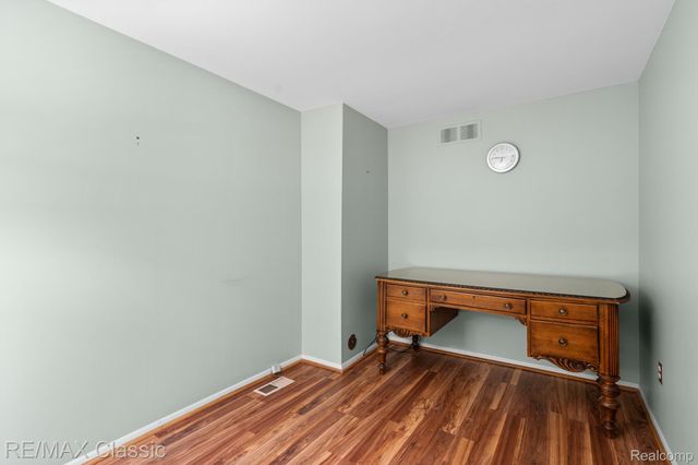 23127 Farmington Road, Farmington, MI 48336