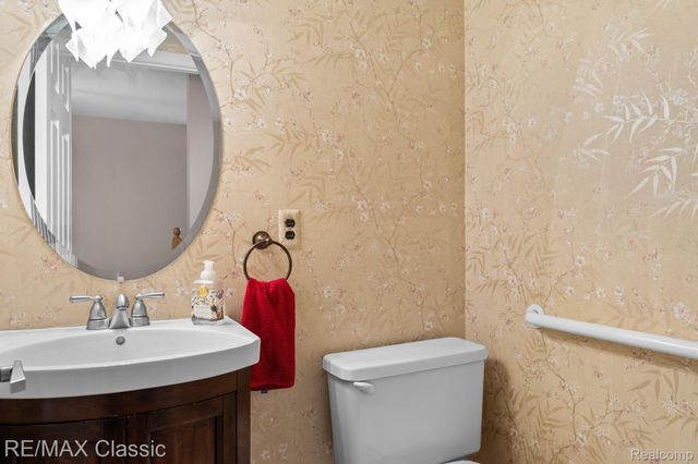 23127 Farmington Road, Farmington, MI 48336