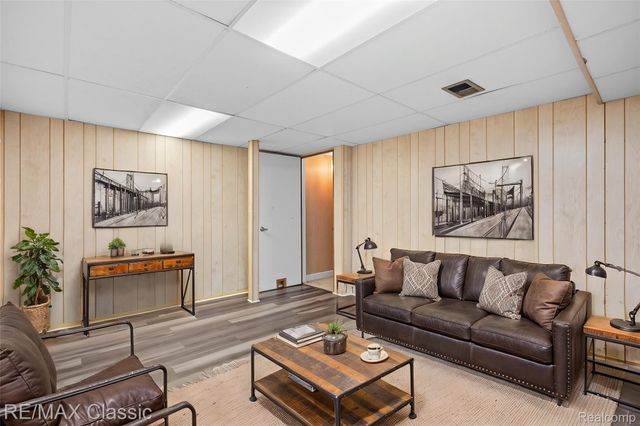 23127 Farmington Road, Farmington, MI 48336