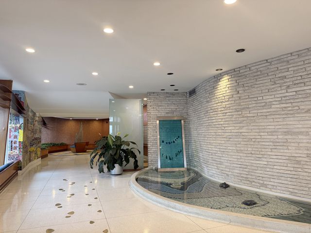 6301 N Sheridan Road 21E, Chicago, IL 60660