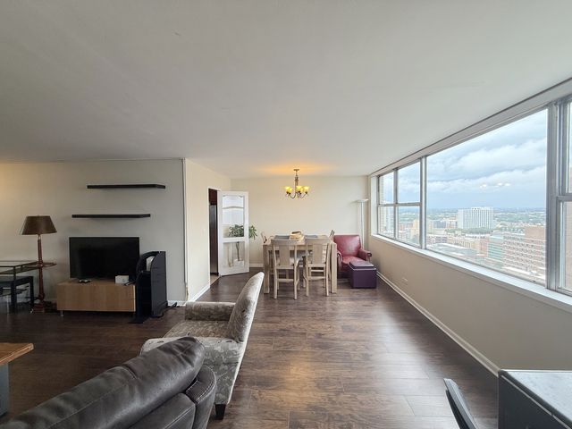 6301 N Sheridan Road 21E, Chicago, IL 60660