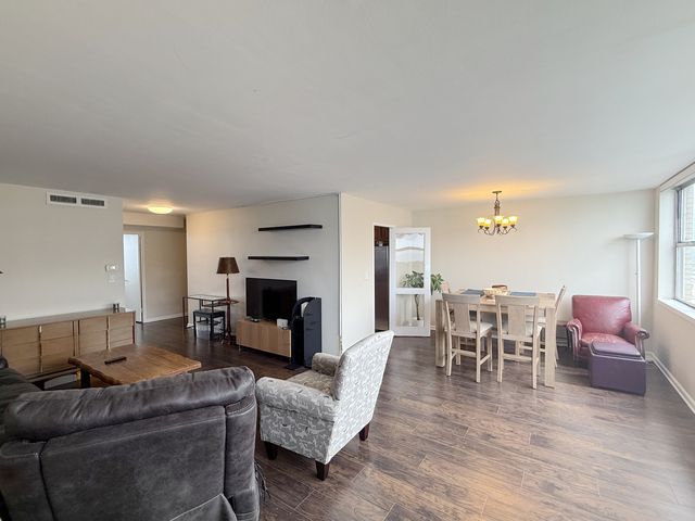 6301 N Sheridan Road 21E, Chicago, IL 60660