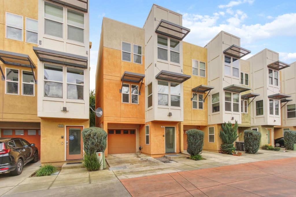 243 Mcdowell Ln, West Sacramento, CA 95605