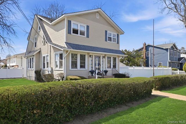 197 S 4th Street, Lindenhurst, NY 11757