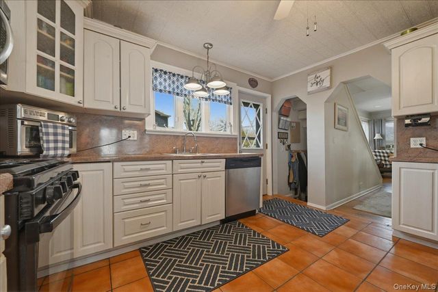197 S 4th Street, Lindenhurst, NY 11757