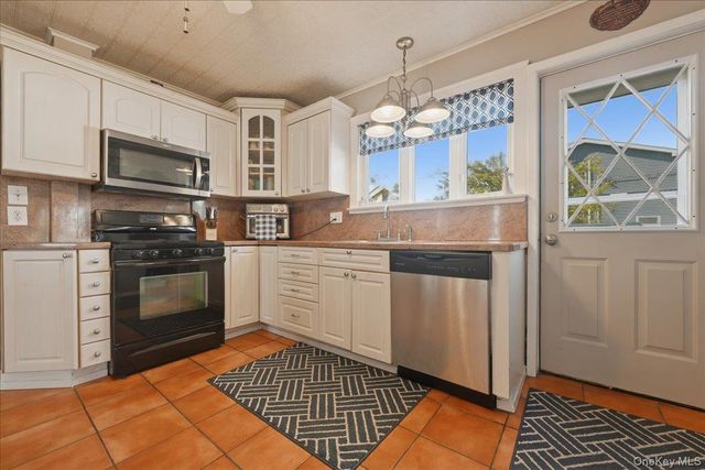197 S 4th Street, Lindenhurst, NY 11757