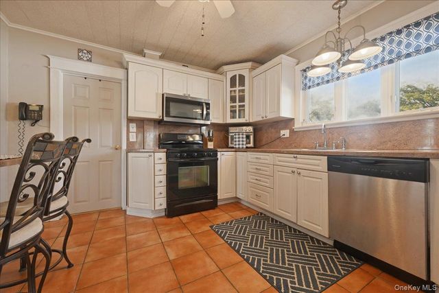 197 S 4th Street, Lindenhurst, NY 11757