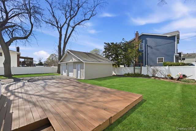 197 S 4th Street, Lindenhurst, NY 11757