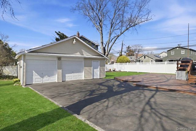 197 S 4th Street, Lindenhurst, NY 11757