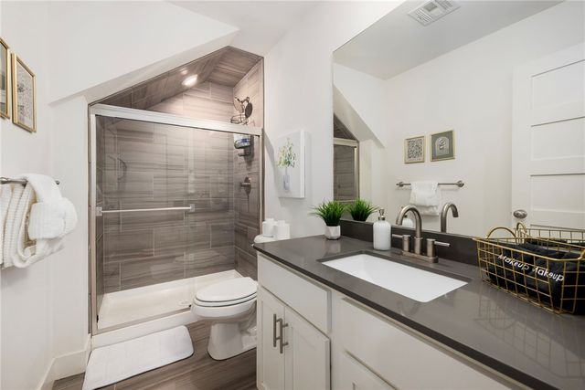 433 SW B Street, Bentonville, AR 72712