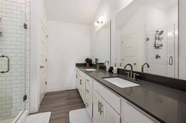 433 SW B Street, Bentonville, AR 72712
