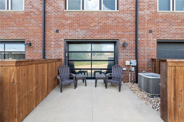 433 SW B Street, Bentonville, AR 72712