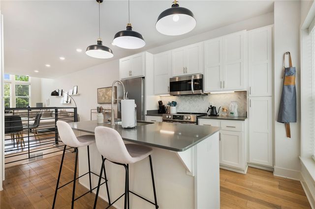 433 SW B Street, Bentonville, AR 72712
