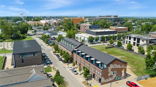 433 SW B Street, Bentonville, AR 72712