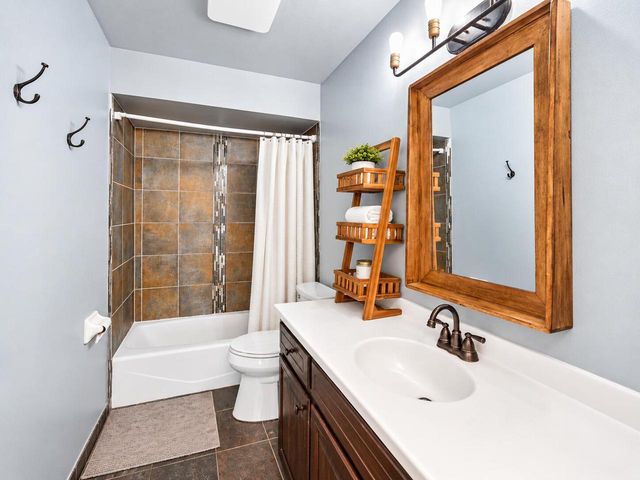 2530 N University DRIVE, Waukesha, WI 53188