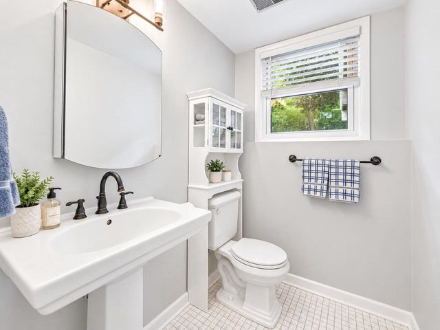 2530 N University DRIVE, Waukesha, WI 53188