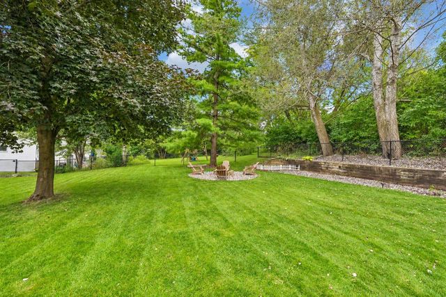 2530 N University DRIVE, Waukesha, WI 53188