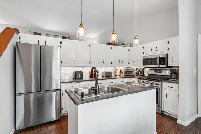 2530 N University DRIVE, Waukesha, WI 53188