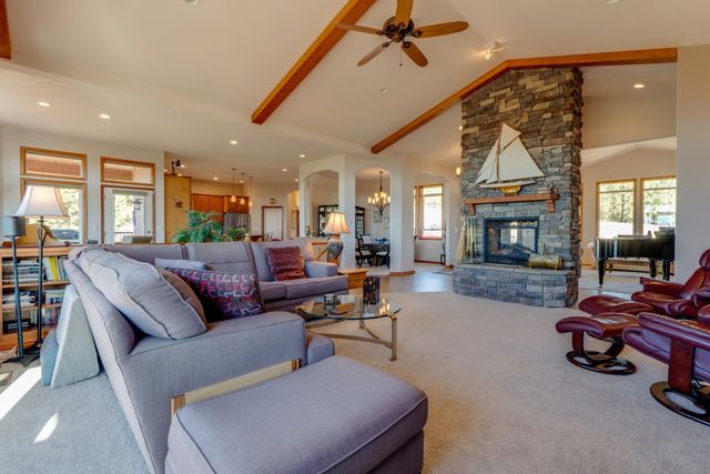 6708 E Matthew Ln, Chattaroy, WA 99003