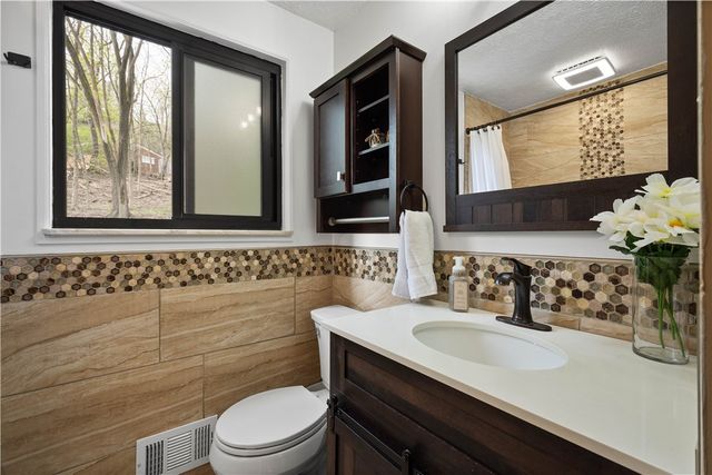 314 Benson Circle Dr., Whitehall, PA 15227