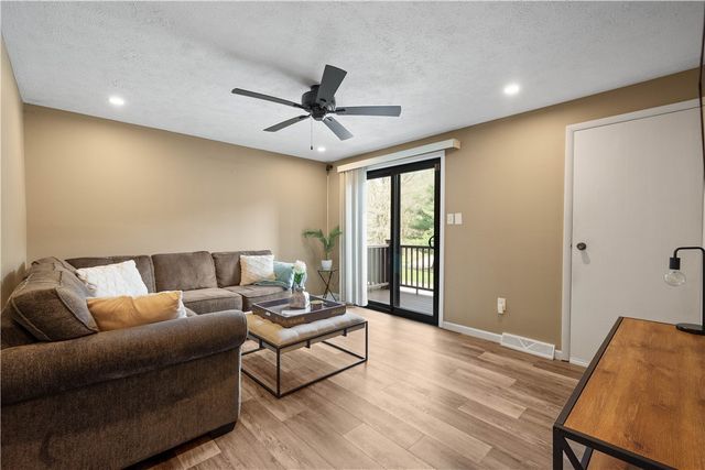 314 Benson Circle Dr., Whitehall, PA 15227