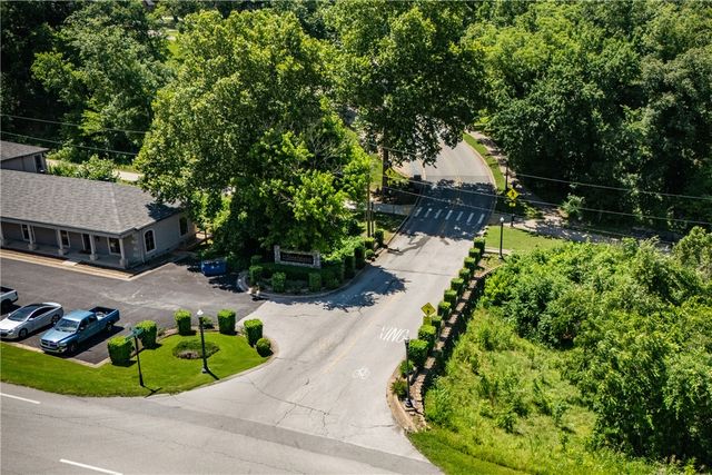 47 Stonehenge Drive, Bentonville, AR 72712