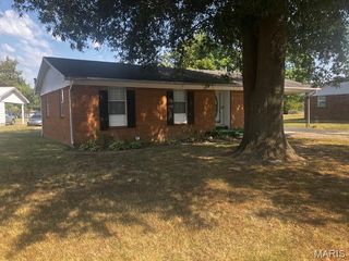 1302 W Murray Lane, Sikeston, MO 63801