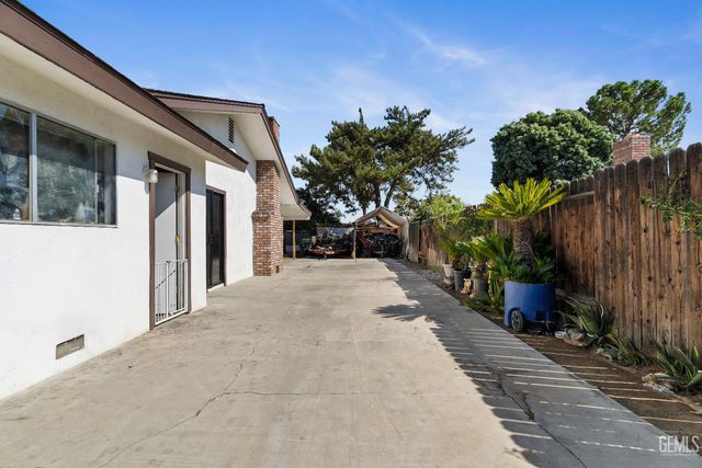 2304 Bladen Street, Bakersfield, CA 93309