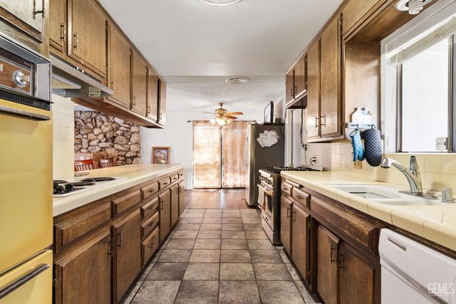 2304 Bladen Street, Bakersfield, CA 93309