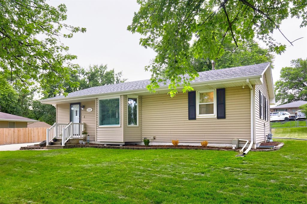 1802 W 5th Avenue, Indianola, IA 50125
