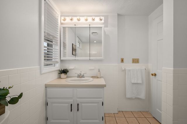 6 Arthur St 3, Salem, MA 01970