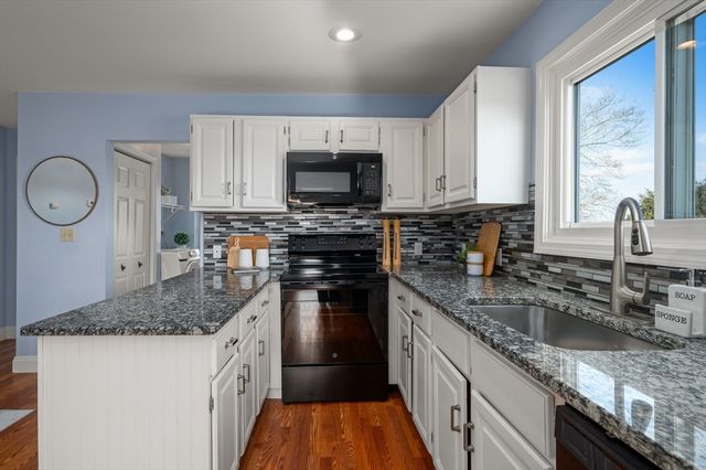 6 Arthur St 3, Salem, MA 01970