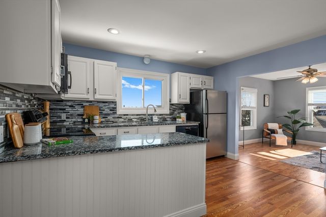 6 Arthur St 3, Salem, MA 01970