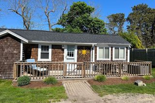 34 Pleasant St 3, Dennis, MA 02660