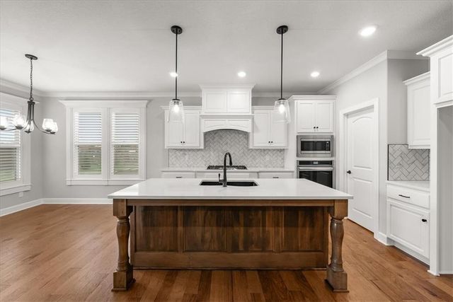 2110 NW Ashurst Drive, Lee's Summit, MO 64081