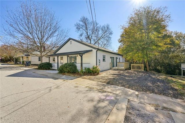 32 Pine Street, Porterdale, GA 30014