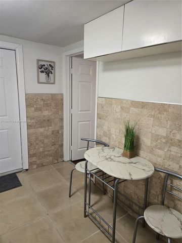 5712 Hollywood Blvd 1, Hollywood, FL 33021