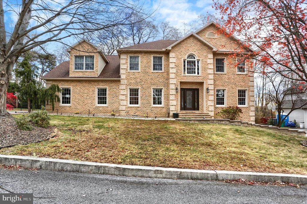 2068 DORAL DR, Harrisburg, PA 17112