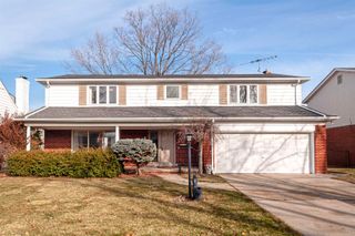 1376 Edmundton Drive, Grosse Pointe Woods, MI 48236
