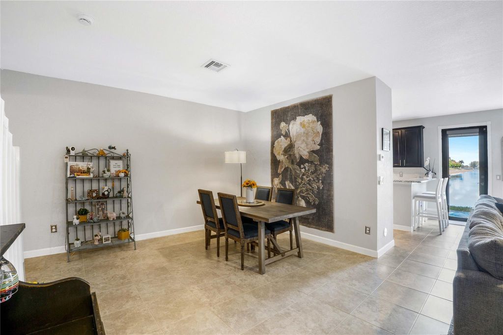 Image 12 of property listing at 8405 Lakeview Trl, Parkland, FL 33076