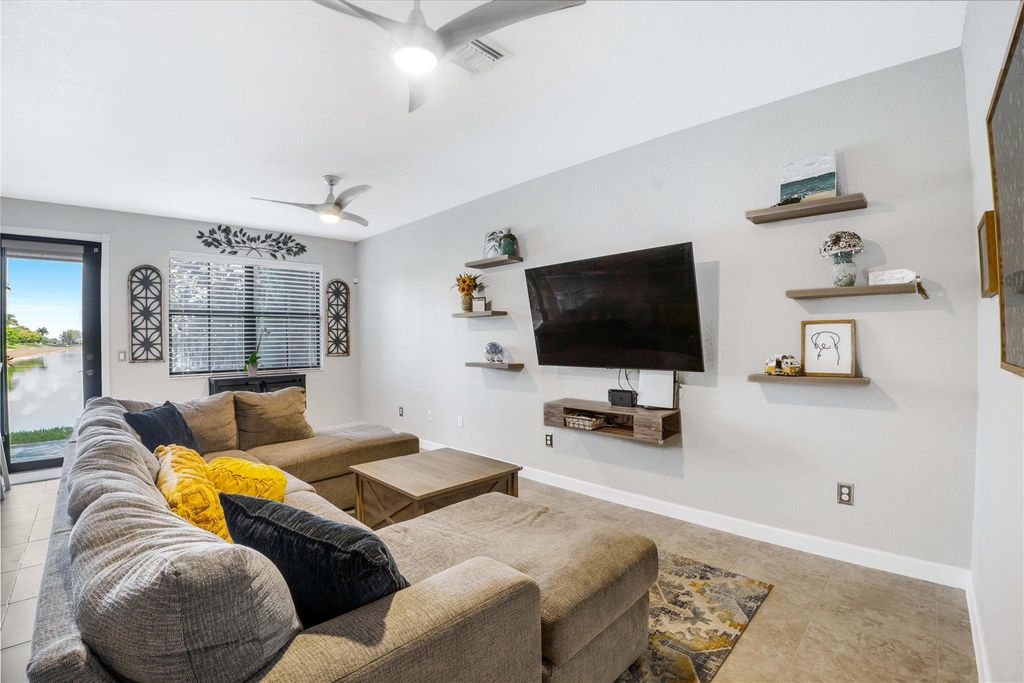 Image 14 of property listing at 8405 Lakeview Trl, Parkland, FL 33076